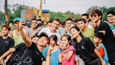 Các bạn trẻ vui vẻ tham gia UpRace