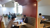 Một góc không gian làm việc mở ở VNG Campus