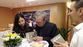 Nhà văn Ma Văn Kháng ký tặng sách tại buổi giao lưu ra mắt sách