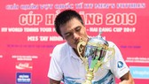 Tay vợt Daniel Nguyễn với 2 chiếc cúp với địch tại Tây Ninh.