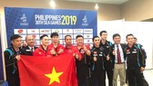 Anh Tú/Tuấn Anh chụp hình với Ban huấn luyện sau khi giành HCV. Ảnh: DŨNG PHƯƠNG