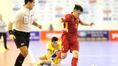Việt Nam (áo đỏ) dễ dàng vượt qua Brunei vào tối 29-10. Ảnh: DŨNG PHƯƠNG