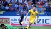 Đình Tùng vui mừng sau bàn gỡ 1-1 cho đội chủ nhà. Ảnh: MINH HOÀNG