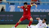 Lối chơi của O.Việt Nam chệch choạng ngay khi không có những trụ cột trên 23 tuổi như Văn Quyết. Ảnh: MINH HOÀNG