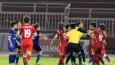 Một số cầu thủ hai đội đã thiếu kềm chế dẫn đấn xô xát trên sân. Ảnh: Nguyễn Hoàng