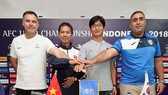 HLV các đội tại bảng C chụp ảnh lưu niệm tại buổi họp kỹ thuật. Ảnh: ĐOÀN NHẬT