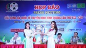 Ban tổ chức giới thiệu chiếc Cúp vô địch của giải năm nay. Ảnh: DŨNG PHƯƠNG