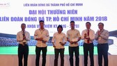 Đại diện các đội Thái Sơn Nam, Hải Phương Nam và nữ TPHCM nhận phần thưởng từ HFF. Ảnh: XUÂN DỰ