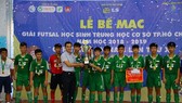 Ông Nguyễn Hồng Hải, Tổng giám đốc Công ty Thái Sơn Nam trao Cúp vô địch cho đội Nguyễn Thị Định