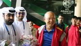 HLV Park Hang-seo và các học trò được chào đón khi đến khách sạn. Ảnh: ĐOÀN NHẬT