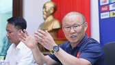 HLV Park Hang-seo tiếp tục... trải lòng cùng giới truyền thông. Ảnh: Minh Hoàng