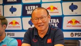 "Phù thủy" Park Hang-seo thoải mái trước trận đấu. Ảnh: Anh Trần
