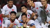 Niềm vui của các cầu thủ Việt Nam sau chiến thắng trước Indonesia. Ảnh: Minh Hoàng
