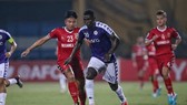 Omar có lợi thế khi hàng công của Hà Nội rất mạnh. Ảnh: MINH HOÀNG