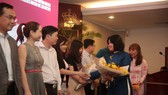Bà Lý Việt Trung, Phó TBT Báo SGGP trao hoa và cám ơn các nhà tài trợ cùng đồng hành với Giải thưởng. Ảnh: Dũng Phương