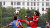 Thủ quân Huỳnh Như tranh chấp với cầu thủ Ấn Độ. Ảnh: Đoàn Nhật
