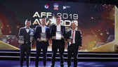 Thầy trò ông Park tại AFF Awards 2019. Ảnh: Minh Hoàng