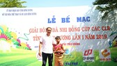 Cưu tuyển thủ Bình Dương Trương Văn Hải trao phần thưởng cho các cá nhân xuất sắc tại giải. Ảnh: Anh Trần