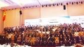 343 đại biểu đến từ 91 nước thành viên và 3 nước quan sát viên chụp hình lưu niệm cùng lãnh đạo Bộ Quốc phòng, Quân khu 7 và TPHCM