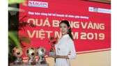 Hoa hậu Du lịch thế giới được yêu thích nhất năm 2019 đẹp rạng rỡ bên quả bóng vàng Việt Nam