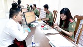 Người dân làm hộ chiếu phổ thông tại Phòng Quản lý xuất nhập cảnh (Công an TPHCM)