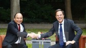Prime Minister Nguyen Xuan Phuc (L) and his Dutch counterpart Mark Rutte (Source: VNA)