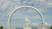The monument featuring the naval soldiers holding hands in an “eternal circle” to safeguard the national flag in the memorial site (Photo: VNA)
