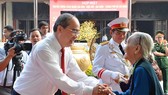 Secretary of the HCMC Party Committee Nguyen Thien Nhan talks with a delegate in the meeting. (Photo: sggp)