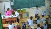 Hình ảnh cô giáo véo tai học sinh trong lớp phụ huynh cung cấp khi tố cáo