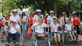 Phó Bí thư Thành ủy TPHCM Võ Thị Dung cùng các nạn nhân chất độc da cam tham gia đi bộ sáng 10-8