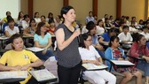 Nữ công nhân nêu ý kiến tại buổi đối thoại