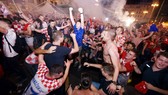 Cổ động viên Croatia ăn mừng chiến thắng. Ảnh: The Guardian