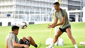 Ronaldo tập chung với đồng đội Paulo Dybala.