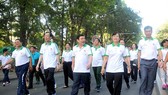 Ông Nguyễn Thành Phong - Chủ tịch UBND TPHCM (thứ 3 từ trái qua) cùng lãnh đạo thành phố tham dự Ngày chạy Olympic. Ảnh: NGUYỄN NHÂN