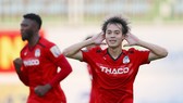 Văn Toàn chơi ấn tượng trong ngày sinh nhật của mình. Ảnh: DŨNG PHƯƠNG
