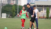 HLV Ijiro Akira trong buổi làm việc cùng đội nữ U15 Việt Nam. Ảnh: Đoàn Nhật