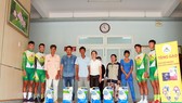 thích ảnh: 1: Tặng gạo cho người dân có hoàn cảnh khó khăn ở quận 8.
