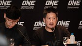 Ông Chatri Sityodtong (phải, Chủ tịch giải đấu ONE Championship) giới thiệu về sự kiện sắp diễn ra tại TPHCM.