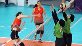 Chủ công Thanh Thuý (trái) xuyên phá hàng chắn Indonesia.