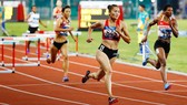 VĐV Quách Thị Lan nhận món quà muộn HCV Asiad 2018.