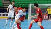 Đức Hòa nỗ lực qua người trước hàng thủ chắc chắn của Nagoya. Ảnh: Độc Lập