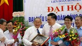 Phó chủ tịch VFF Cao Văn Chóng chúc mừng ông Nguyễn Duy Quý sau khi kết thúc Đại hội. Ảnh: Kim Yến