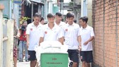 Hoạt động công tác xã hội của cầu thủ CLB Long An vào sáng 23-8. Ảnh: ANH TUẤN