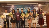 Ban tổ chức chụp ảnh lưu niệm cùng các nhà tài trợ đồng hành. Ảnh: Hữu Thịnh