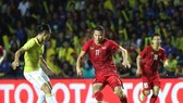Người hâm mộ Thái Lan lo cho đội nhà trong cuộc đối đầu với Anh Đức (phải) và đội tuyển Việt Nam.