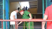 Lực lượng Công an kiểm tra khán giả tại cổng vào khán đài. Ảnh: MINH HOÀNG