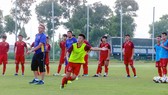 Thầy trò đội U19 Việt Nam trên sân tập. Ảnh: Đoàn Nhật