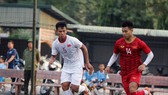 Văn Thanh nỗ lực tìm lại vị trí ở hành lang. Ảnh: Đoàn Nhật