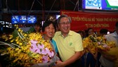 Ông Mai Bá Hùng trao hoa chúc mừng HLV Kim Chi và toàn đội tại sân bay Tây Sơn Nhất tối 5-10. Ảnh: DŨNG PHƯƠNG
