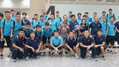 Đại sứ Phạm Vinh Quang ra đón đội tuyển tại sân bay. Ảnh: Đoàn Nhật
